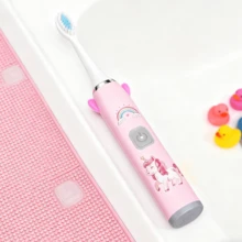 Juego de cepillos de dientes eléctricos para niños Cuenta con un diseño ergonómico con un mango antideslizante de 5,5 cm, cerdas pulidas con cristal para proteger las encías, motivos de animales de dibujos animados para fomentar el entusiasmo por el cepillado y funcionamiento con pilas secas para un uso y cómodo. Ideal para baños familiares y el cuidado bucal diario de los niños. - Rosa - Ver 7