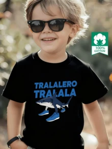Esta nueva camiseta de manga corta para niño está hecha 100 % de algodón y luce un elegante estampado de tiburón, lo que la convierte en una opción versátil e informal. Su tejido suave y agradable al tacto protege la delicada piel de los niños, permitiéndoles moverse con libertad y comodidad durante reuniones familiares, eventos escolares o juegos al aire libre. - Negro - Ver 1