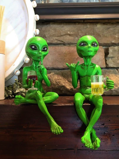 [Interesting Tactile] Alien Drinking Beer Statue - A Fun Space-Themed Decor Item, Featuring A Green Alien Holding A Beer Glass. It's Perfect For Placing On A Desk Or Bookshelf, An Ideal Gift For Sci-Fi Fans, And A Great Choice For Christmas, Holidays, Or Giving To Close Friends. Also A Must-Have For Holiday And Sci-Fi Themed Room Decor | Playful Alien Design | Exquisite Craftsmanship, Alien-Themed Home Decor