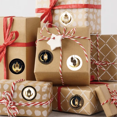 500pcs/Roll Gold Crescent Moon Lantern Pattern Stickers, Ideal For Gift Decoration. Size: 2.5 Cm / 1.0 Inch. Happy Ramadan! Self-Adhesive, Round Stickers Suitable For Decorating Gifts, Packaging Boxes, Stationery, And Other Products You Love.