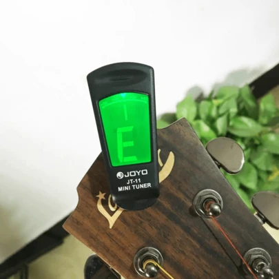 Afinador para guitarra JOYO. Accesorios para instrumentos musicales. Afinador Jt 11 Joyo Para Guitarra, Ukulele, Bajo, Violin Negro