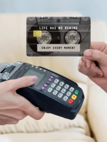 1个创意磁带造型信用卡夹，附赠励志贴纸“人生没有重来，享受每一刻”，PVC材质，防指纹，耐用防刮，男女通用，可收纳小型芯片卡、银行卡、信用卡、交通卡、学生证等，DIY