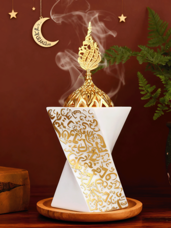 Denna runda, skålformade rökelsekarl i harts är dekorerad med arabisk text. Den kan användas för heminredning, kontorsinredning, högtidsfiranden, yogastudios och mer. Dessutom kan den användas för aromaterapi. Denna rökelsekarl är också ett perfekt val för högtidsgåvor, presenter till skolstarten, souvenirer eller vardagsrumsinredning. Lämplig som present till bästa vänner, kvinnor, vintergåvor eller bröllop.