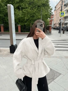 一件女士纯色仿麂皮夹克，带口袋、腰带和纽扣，适合春秋季穿着。 - 淺灰色 - 查看 4