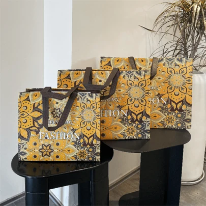 50个礼品手提袋，无纺布高档女装包装袋，英文字母图案手提袋，派对和节日手提袋，家居收纳袋，购物必备品，可在超市和便利店重复使用