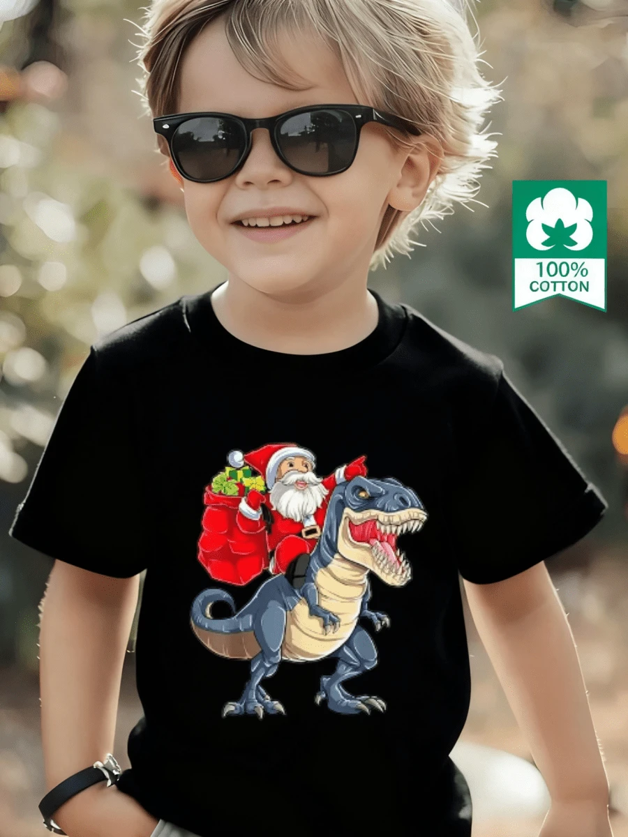 Esta nueva camiseta de manga corta para niño está hecha 100 % de algodón y luce un elegante estampado navideño de dinosaurios. Es informal y versátil. Su tejido suave y agradable al tacto protege la delicada piel de los niños, permitiéndoles moverse con libertad y sentirse cómodos durante las reuniones familiares, las actividades escolares o los juegos al aire libre. - Negro - Ver 1