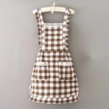 一件欧美风格格子围裙，带蕾丝边，适合工作、绘画、厨房烹饪。
