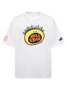 Camiseta Fiery Halo: Una prenda blanca que presenta un rostro sonriente similar al sol rodeado de llamas negras y la frase en negrita HELL STAR, que encarna un estilo desenfadado y confiado con 100% algodón. - Blanco - Ver 1