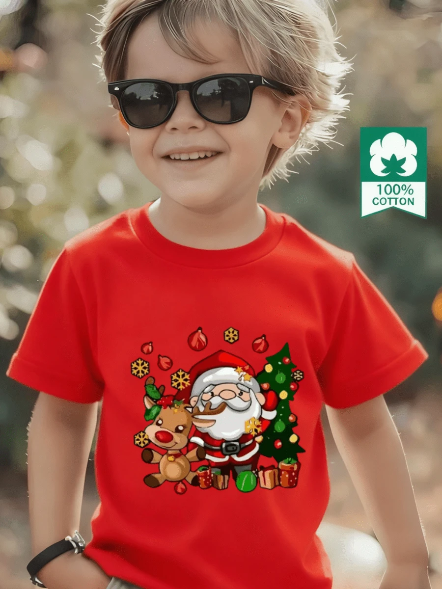 Esta nueva camiseta de manga corta para niño está hecha 100 % de algodón y luce un elegante estampado de Papá Noel, lo que la convierte en una opción versátil e informal. Su tejido suave y agradable al tacto cuida la delicada piel de los niños, permitiéndoles moverse con libertad y sentirse cómodos durante reuniones familiares, eventos escolares o juegos al aire libre. - Rojo - Ver 1