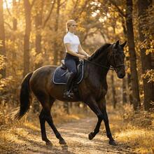 TGW RIDING Classic Saddle Pad With Elegant And Unusual Quilting. The Girth Loops Are Opened By Touch Tape Fastener. The Lining Ensures Good Sweat Absorption, 280 G/M² Padding And 10 Mm Of Foam Ensure Outstanding Pressure Equalization.