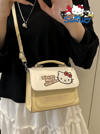 三丽鸥Hello Kitty卡通可爱斜挎包，时尚简约的小方包，采用PU皮革材质，容量大，款式多样。适合通勤、上学、购物，也方便户外活动。是送给朋友、老师的理想礼物，也是度假和节日的完美之选。