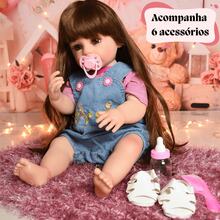 Bebê Sweetie Reborn Jardineira Jeans Flores Premium 55cm - Multicolorido - Visão 3