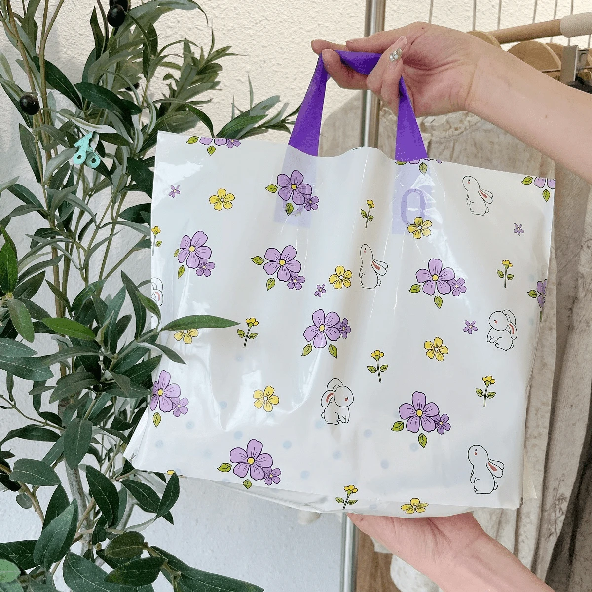 100 piezas Bolsas de tote de regalo premium, bolsas de embalaje para prendas de mujer, bolsas de tote reutilizables con estampado de flores y conejos para fiestas y días festivos, almacenamiento doméstico y compras en supermercados/tiendas de conveniencia, bolsa de almacenamiento de viaje y al aire libre para ropa, zapatos y otros artículos - Multicolor - Ver 1