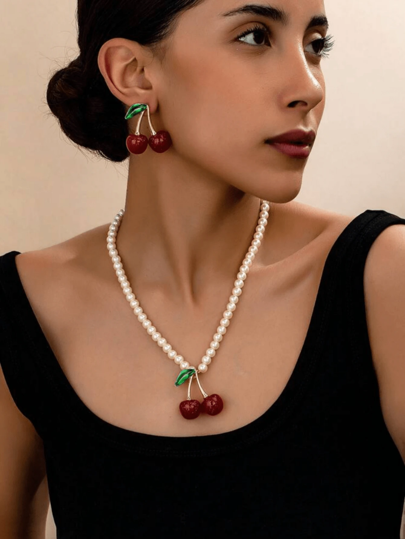 一套女士个性化定制时尚樱桃珍珠项链套装，搭配个性化定制锌合金耳环，高档质感，适合宴会和节日佩戴。 - 櫻桃 - 查看 1