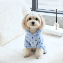 1 Stück Korallsamt Kaninchen Ohr Polka Punkt Jumpsuit mit vier Ecken, sehr weich und geeignet für Haustiere wie Katzen und Hunde zum Tragen zuhause im Herbst und Winter - Violett - Übersicht 1