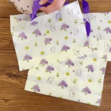 100 piezas Bolsas de tote de regalo premium, bolsas de embalaje para prendas de mujer, bolsas de tote reutilizables con estampado de flores y conejos para fiestas y días festivos, almacenamiento doméstico y compras en supermercados/tiendas de conveniencia, bolsa de almacenamiento de viaje y al aire libre para ropa, zapatos y otros artículos - Multicolor - Ver 5