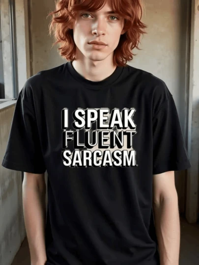 Frase impresa en el pecho que expresa con humor y confianza la habilidad de comunicarse con ironía y sarcasmo de forma natural y fluida perfecta para destacar tu personalidad única camiseta de hombre 100% algodón 220g