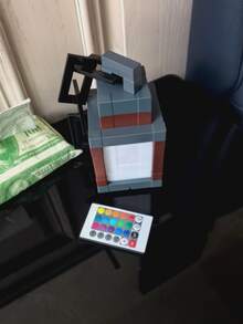 Lámpara con forma de farolillo inspirada en los videojuegos, luz nocturna de la serie pixel-art con función de control remoto. Ofrece una iluminación suave y 16 efectos de color personalizables. Se puede colgar o colocar en posición vertical para un uso versátil en múltiples entornos - Forma de linterna - Ver 9