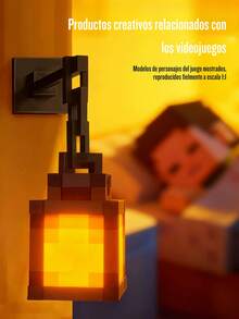 Lámpara con forma de farolillo inspirada en los videojuegos, luz nocturna de la serie pixel-art con función de control remoto. Ofrece una iluminación suave y 16 efectos de color personalizables. Se puede colgar o colocar en posición vertical para un uso versátil en múltiples entornos - Forma de linterna - Ver 2