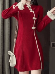 中式红色旗袍连衣裙，立领长袖，纽扣装饰，短款喇叭形梭织面料，略带弹性。 - 紅色 - 查看 2