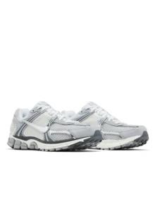 Nike Zoom Vomero 5 男士/中性运动鞋 跑步鞋 轻盈缓震 动态支撑 透气舒适 适合健身房日常穿着 街头运动 峰顶 白色 金属银色 IM2219-121 - 銀 - 查看 2