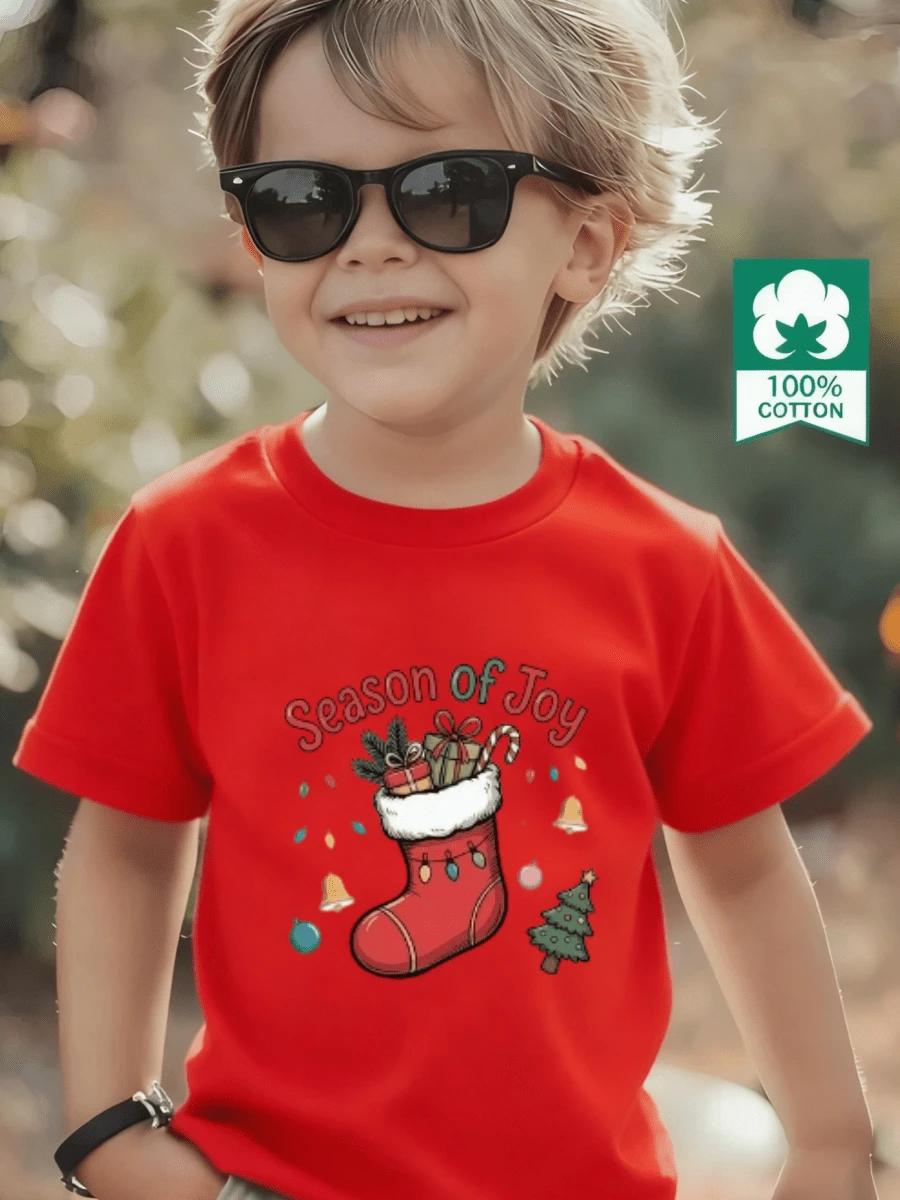 Esta nueva camiseta de manga corta para niño está hecha 100 % de algodón y luce un elegante estampado de calcetines navideños, lo que la convierte en una opción versátil e informal. Su tejido suave y agradable al tacto protege la delicada piel de los niños, permitiéndoles moverse con libertad y comodidad durante reuniones familiares, eventos escolares o juegos al aire libre. - Rojo - Ver 1