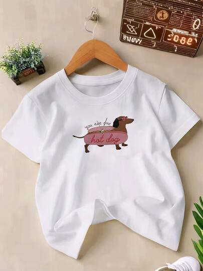 Perro salchicha con gafas de corazón y cuerpo de hot dog acompañado de texto divertido camiseta para niña de 100% algodón suave y cómoda