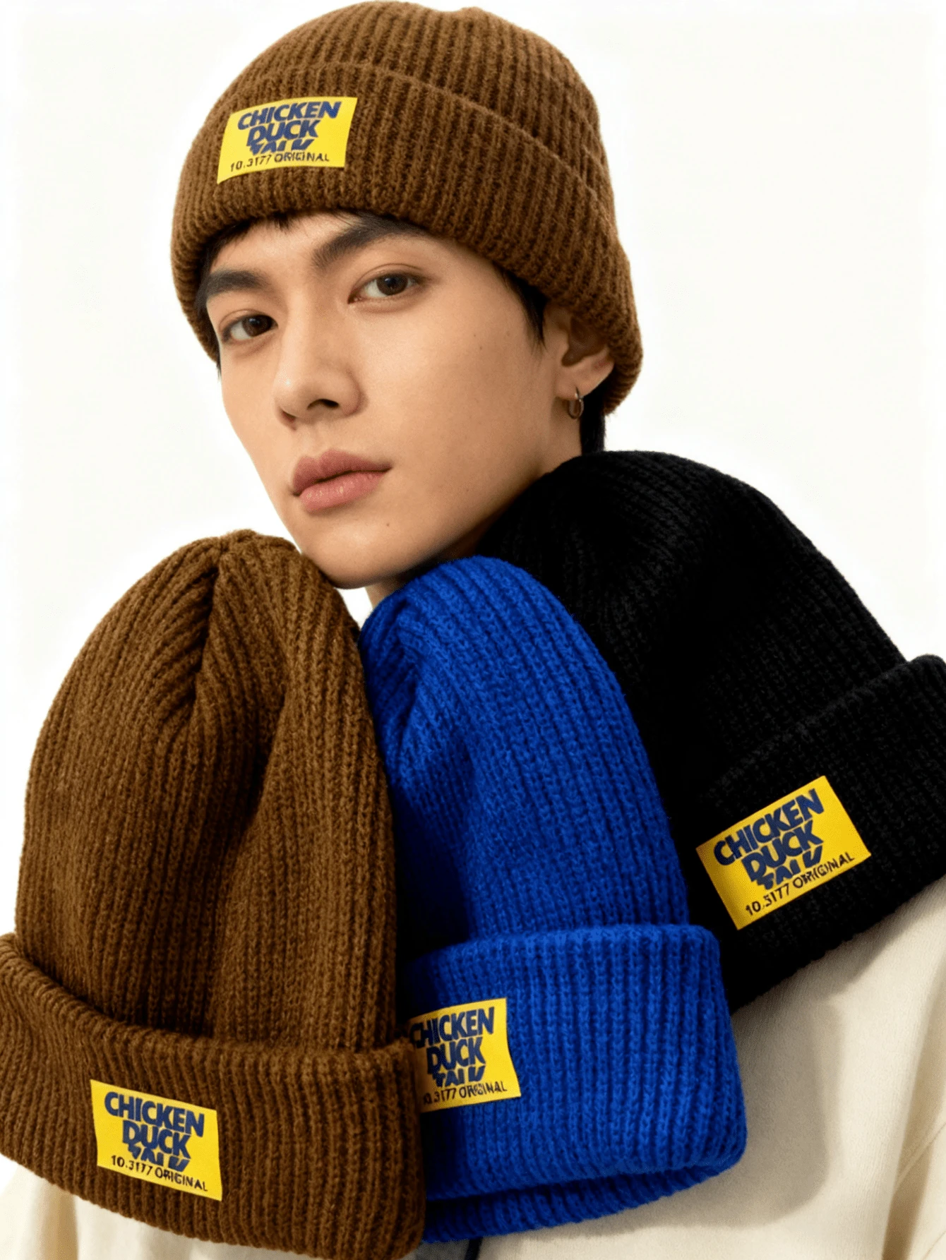 1顶经典黑色/深灰色/米色男女通用加厚保暖针织帽，简约百搭，采用磨毛纱线，珊瑚色保暖内衬，弹性罗纹帽口，保暖防风，适合秋冬季通勤、户外活动及日常佩戴。