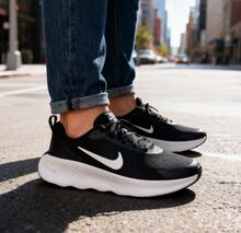 Nike 厚底减震高弹泡沫户外男跑步鞋，新款轻便舒适宽头休闲慢跑鞋，PROMINA 凹槽大底，黑白，百搭运动休闲鞋，通勤推荐 FV5285-002 - 黑與白 - 查看 3