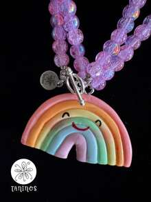 Collar infantil  "Arcoiris" con cuentas lila tornasol y dije de arcoíris sonriente. - Lila Púrpura - Ver 1