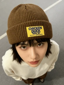 1顶经典黑色/深灰色/米色男女通用加厚保暖针织帽，简约百搭，采用磨毛纱线，珊瑚色保暖内衬，弹性罗纹帽口，保暖防风，适合秋冬季通勤、户外活动及日常佩戴。