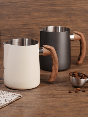 1个带木柄的奶泡壶，拉花杯，奶泡器，蒸汽奶壶，不锈钢材质，木柄，经久耐用，易于清洁，带有刻度标记，精准出水嘴，防滑，耐热，适用于家庭咖啡、咖啡店、厨房、开学季，可制作意式浓缩咖啡、拿铁、卡布奇诺。不锈钢奶泡器，带刻度标记，精准出水嘴。