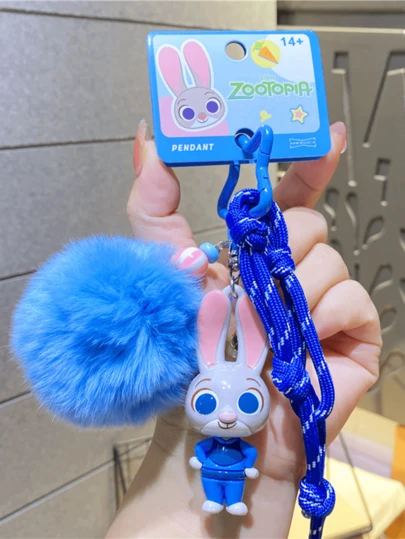 正版授权朱迪·霍普斯系列彩色胡萝卜吊坠，Q版朱迪造型，饰以浅蓝色大绒球、深蓝色编织绳和星形金属环，采用柔软乙烯基材质制成，非常适合挂在钥匙、包包上或作为桌面装饰，带来愉悦心情。是送给粉丝、爱人、学生、青少年、收藏家的理想礼物，也是送给爱人/朋友的贴心之选。