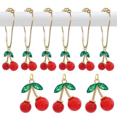 12个红色樱桃图案浴室装饰浴帘挂钩，节日装饰收纳挂钩，是圣诞老人秘密礼物、节日女主人礼物或节日礼品的完美个性化之选；完美搭配圣诞家居装饰、卧室点缀和玄关收纳。