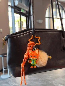 尼克·王尔德系列冰棒吊坠，Q版尼克造型，饰以浅米色绒球、橙色编织绳和橙色星形金属环，采用柔软乙烯基材质制成，非常适合挂在钥匙、包包上或作为桌面装饰，是粉丝、爱人、学生、青少年、收藏家的理想礼物，也是送给爱人/朋友的贴心之选。 - 尼克 - 查看 5