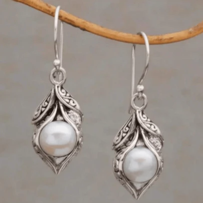 1 对波西米亚复古雕花图案仿珍珠吊坠耳环，适合女性休闲日常佩戴和送礼