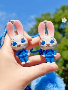 正版授权朱迪·霍普斯系列彩色胡萝卜吊坠，Q版朱迪造型，饰以浅蓝色大绒球、深蓝色编织绳和星形金属环，采用柔软乙烯基材质制成，非常适合挂在钥匙、包包上或作为桌面装饰，带来愉悦心情。是送给粉丝、爱人、学生、青少年、收藏家的理想礼物，也是送给爱人/朋友的贴心之选。