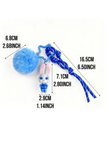 正版授权朱迪·霍普斯系列彩色胡萝卜吊坠，Q版朱迪造型，饰以浅蓝色大绒球、深蓝色编织绳和星形金属环，采用柔软乙烯基材质制成，非常适合挂在钥匙、包包上或作为桌面装饰，带来愉悦心情。是送给粉丝、爱人、学生、青少年、收藏家的理想礼物，也是送给爱人/朋友的贴心之选。