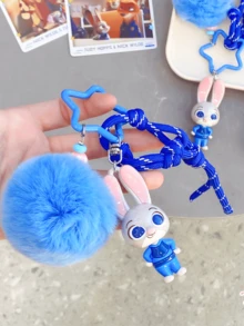 正版授权朱迪·霍普斯系列彩色胡萝卜吊坠，Q版朱迪造型，饰以浅蓝色大绒球、深蓝色编织绳和星形金属环，采用柔软乙烯基材质制成，非常适合挂在钥匙、包包上或作为桌面装饰，带来愉悦心情。是送给粉丝、爱人、学生、青少年、收藏家的理想礼物，也是送给爱人/朋友的贴心之选。