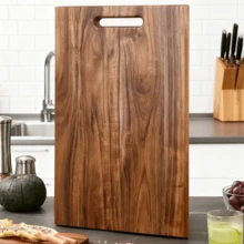 Tabla de cortar de madera gruesa y grande - Tabla de cortar sólida de madera con bandeja de servir, disponible en 3 tamaños, elegante veta de madera marrón oscuro, duradera y resistente, adecuada para queso, charcutería, aperitivos para fiestas - Perfecta para el hogar, catering, entornos formales - Superficie resistente y fácil de limpiar - 38.1 x 26 cm - Tabla de cortar de cocina multiusos con asas resistentes para un fácil transporte, bandeja de charcutería, bandeja de servir, tabla de cortar, tabla de servir - Óxido marrón - Ver 3