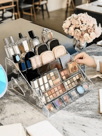 1 Stück mehrstufiger Acryl Ausstellungsständer, klarer Schminktisch Organizer mit Treppendesign, 360° drehbares Kosmetik Regal, Hautpflege Produkte Präsentation, Schminktisch Dekor Organizer, perfekt für Beauty Influencer, Make-up Künstler & Studenten, toll als Weihnachts- und Valentinstag Geschenkidee
