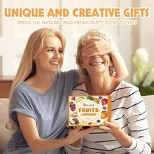 Set de regalo de navidad con 12 botellas de aceites esenciales de alta calidad para velas y fabricación de jabón. Coco, fresa, piña, mango, melocotón, manzana, aceite de aromaterapia difusor de frutas para el hogar. ¡Bellamente embalado, ideal para regalar! Como un conjunto de aceites esenciales para fiestas como cumpleaños, halloween, navidad, día de la madre, día del padre, aniversario o inauguración de la casa, infunde su hogar, oficina, estudio de yoga o automóvil con un refrescante sabor afrutado. Simplemente agregue unas gotas a su difusor, humidificador o refrescador de coche para disfrutar de una experiencia de aroma refrescante. Usa nuestros aceites esenciales para crear fragancias frescas y afrutadas durante todo el año