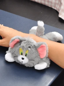 毛绒腕托垫 - 汤姆猫造型，符合人体工学，支撑键盘和鼠标，柔软短毛绒材质，粉色耳朵细节，可爱动漫动物桌面垫，适用于办公室电脑游戏设置，趣味动漫周边礼物，适合青少年女孩，可作为圣诞礼物或送给男朋友/女朋友，完美礼品兼桌面装饰，可爱小物 - 湯姆 - 查看 2