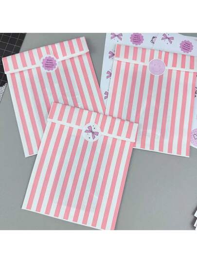 50 pièces Sacs cadeaux de 4,7 x 6,7 pouces, comprenant des sacs cadeaux, des petits sacs en papier pour accessoires, des sacs en papier à motif rayé, des sacs d'emballage de bonbons épaissis, des sacs en papier cadeaux décoratifs DIY, convenant pour Noël, la Saint-Valentin, les mariages, les anniversaires, les fêtes. Sacs cadeaux et sacs d'emballage cadeaux.