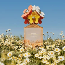 Marc Jacobs Daisy Ever So Fresh 女士淡香水喷雾 EDP 香水，0.33盎司/10毫升，1盎司/30毫升，2.54盎司/75毫升，芒果、玫瑰水和羊绒木香调，持久留香。适合送给女友、妻子、母亲、朋友，生日、毕业派对、旅行、露营、户外活动、校园旅行、节日、周年纪念、秋季、圣诞节、秋季妆容等场合。 - EDP - 查看 2