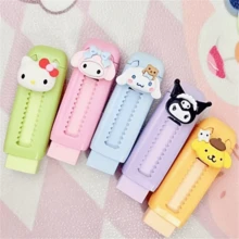 Um item indispensável para o início do ano letivo! Conjunto de personagens Sanrio em escala 1/5, incluindo Hello Kitty, Kuromi e outros. - Material ABS durável, resistente a manchas e quedas. - Inclui Melody, Sapinho, Irmão Gelatina de Ovo e Borracha da Melody.