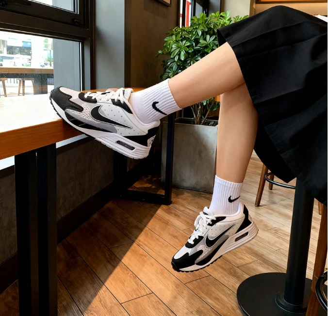 NIKE 女子 MAX SOLO 休闲轻便跑步鞋，新款缓震运动运动鞋 FN0784-101 - 黑與白 - 查看 1