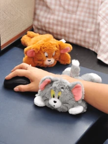 毛绒腕托垫 - 汤姆猫造型，符合人体工学，支撑键盘和鼠标，柔软短毛绒材质，粉色耳朵细节，可爱动漫动物桌面垫，适用于办公室电脑游戏设置，趣味动漫周边礼物，适合青少年女孩，可作为圣诞礼物或送给男朋友/女朋友，完美礼品兼桌面装饰，可爱小物 - 湯姆 - 查看 5