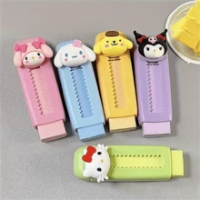 Um item indispensável para o início do ano letivo! Conjunto de personagens Sanrio em escala 1/5, incluindo Hello Kitty, Kuromi e outros. - Material ABS durável, resistente a manchas e quedas. - Inclui Melody, Sapinho, Irmão Gelatina de Ovo e Borracha da Melody.