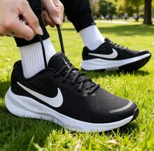 Nike 新款轻质软底训练健身男子公路跑鞋，REVOLUTION 7 网眼透气户外运动鞋，舒适软底休闲日常轻便跑鞋，百搭必备 FB2207-001 男士 - 黑與白 - 查看 2